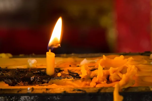 Cuore a lume di candela e gocciolamenti di candela . — Foto Stock