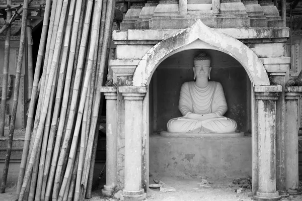 Weiße Buddha-Statue in Bodhgaya Stupa oder Phuthakaya-Pagode bei sa — Stockfoto