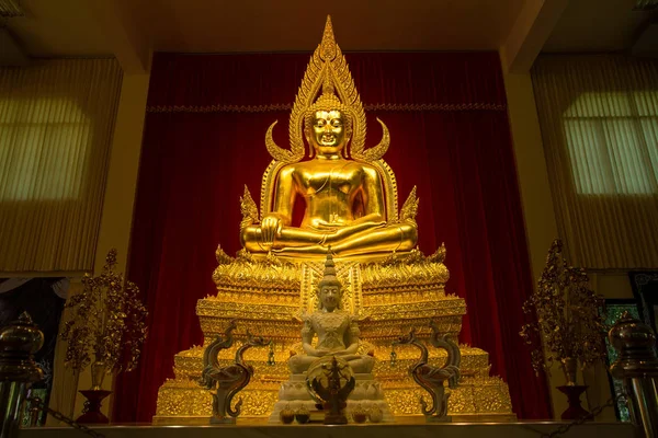 Канчанабури, Таиланд - 26 декабря 2016 года: Golden Buddha Sta — стоковое фото