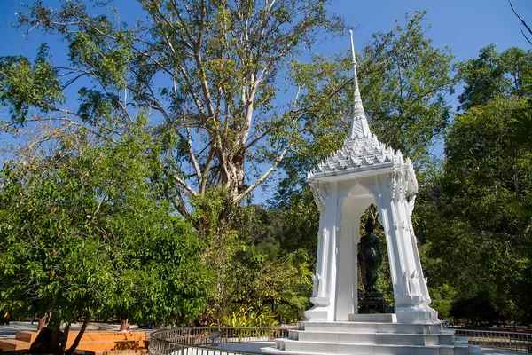 Statua del Buddha nero nel tempio di Wat Ta Kahnun, Kanjanaburi, Thail — Foto Stock