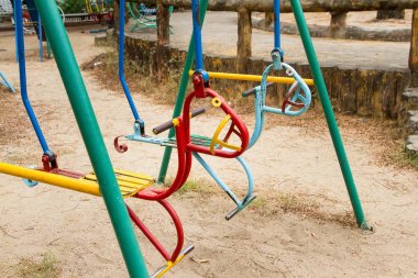 Renkli çocuklar oyun alanında salıncak. Çocuklar için oyuncaklar