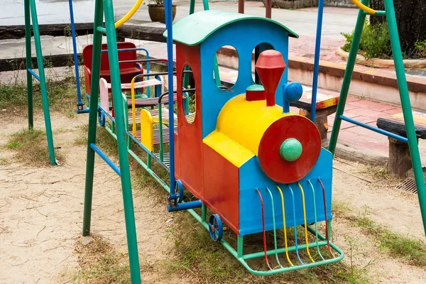 Färgglada barn träna i lekplats. Leksaker för barn — Stockfoto