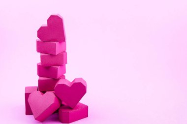 Kağıt kutusu kırmızı kalp şekli kopya ile pembe arka plan üzerinde yığını 