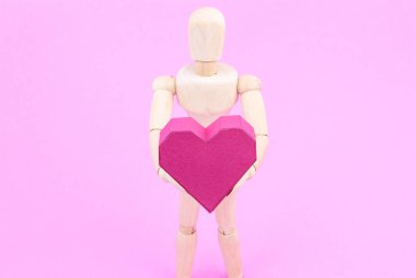 Kağıt kutusu kırmızı kalp şekli üzerinde pembe adam tutarak ahşap kukla