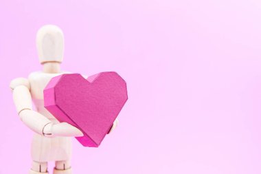 Kağıt kutusu kırmızı kalp şekli üzerinde pembe adam tutarak ahşap kukla