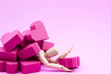 Ahşap kukla kağıt kutu kırmızı kalp şekli yığını tarafından ezildi 