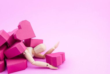 Ahşap kukla kağıt kutu kırmızı kalp şekli yığını tarafından ezildi 