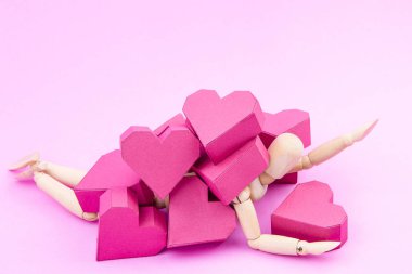 Ahşap kukla kağıt kutu kırmızı kalp şekli yığını tarafından ezildi 