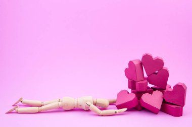 Ahşap kukla kağıt kutu kırmızı kalp şekli yığınla geçilmiyordu