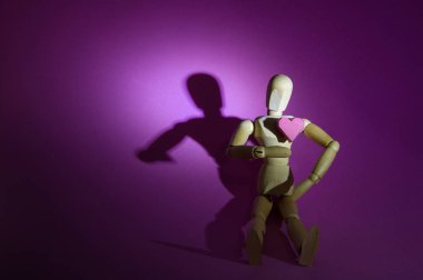 Kalp ahşap kukla ve bir kağıt kutu kırmızı pembe bir arka plan üzerinde şekil 