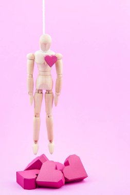 Ahşap kukla kağıt kutu kırmızı kalp sha yığını üzerinde kendini astı