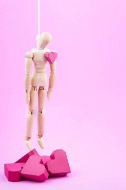 Ahşap kukla kağıt kutu kırmızı kalp sha yığını üzerinde kendini astı