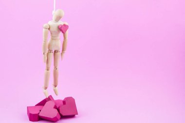 Ahşap kukla kağıt kutu kırmızı kalp sha yığını üzerinde kendini astı