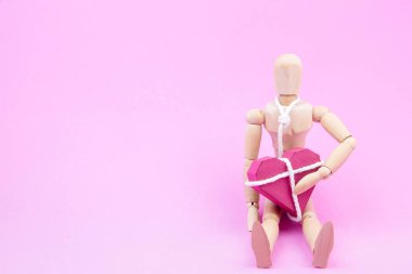 Ahşap kukla kendilerini kağıt kutu kırmızı kalp shap için zincirleme