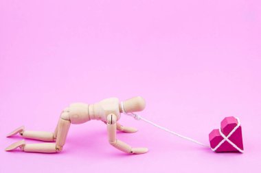 Ahşap kukla kendilerini kağıt kutu kırmızı kalp shap için zincirleme