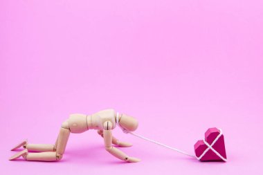 Ahşap kukla kendilerini kağıt kutu kırmızı kalp shap için zincirleme