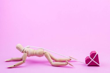 Ahşap kukla kendilerini kağıt kutu kırmızı kalp shap için zincirleme