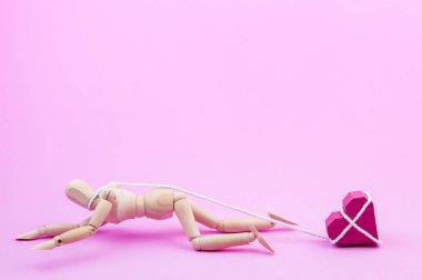 Ahşap kukla kendilerini kağıt kutu kırmızı kalp shap için zincirleme