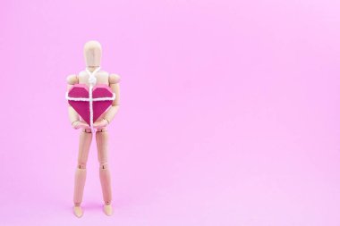 Ahşap kukla kendilerini kağıt kutu kırmızı kalp shap için zincirleme