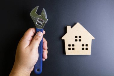 Siyah zemin üzerine ahşap ev oyuncak ve inşaat araçları