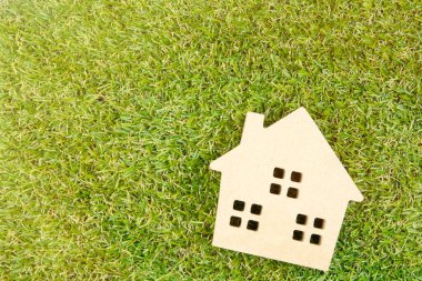 Ahşap ev oyuncak kopya alanı ile yere yeşil çimenlerin üzerinde. Gerçek esta