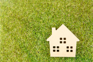 Ahşap ev oyuncak kopya alanı ile yere yeşil çimenlerin üzerinde. Gerçek esta