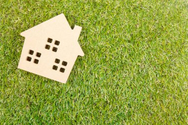 Ahşap ev oyuncak kopya alanı ile yere yeşil çimenlerin üzerinde. Gerçek esta