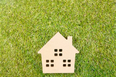 Ahşap ev oyuncak kopya alanı ile yere yeşil çimenlerin üzerinde. Gerçek esta