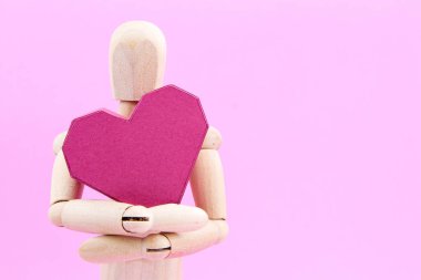 Kağıt kutusu kırmızı kalp şekli üzerinde pembe adam tutarak ahşap kukla
