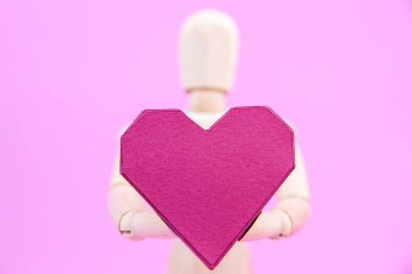 Kağıt kutusu kırmızı kalp şekli üzerinde pembe adam tutarak ahşap kukla