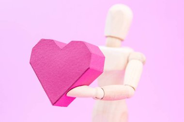Kağıt kutusu kırmızı kalp şekli üzerinde pembe adam tutarak ahşap kukla