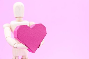 Kağıt kutusu kırmızı kalp şekli üzerinde pembe adam tutarak ahşap kukla