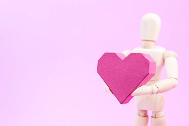 Kağıt kutusu kırmızı kalp şekli üzerinde pembe adam tutarak ahşap kukla