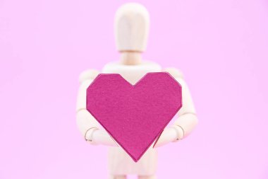 Kağıt kutusu kırmızı kalp şekli üzerinde pembe adam tutarak ahşap kukla