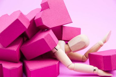 Ahşap kukla kağıt kutu kırmızı kalp şekli yığını tarafından ezildi 