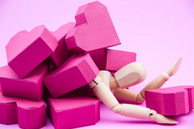 Ahşap kukla kağıt kutu kırmızı kalp şekli yığını tarafından ezildi 