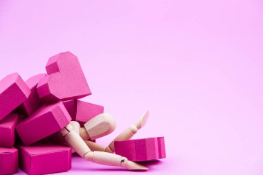 Ahşap kukla kağıt kutu kırmızı kalp şekli yığını tarafından ezildi 