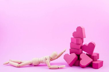 Ahşap kukla kağıt kutu kırmızı kalp şekli yığınla geçilmiyordu