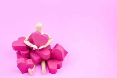 Kağıt kutusu kırmızı kalp şekli üzerinde pembe adam tutarak ahşap kukla