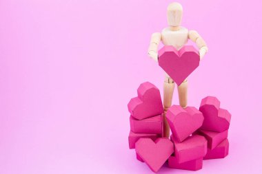 Kağıt kutusu kırmızı kalp şekli üzerinde pembe adam tutarak ahşap kukla