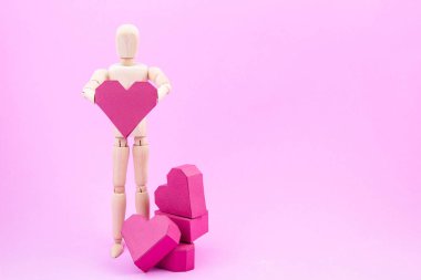 Kağıt kutusu kırmızı kalp şekli üzerinde pembe adam tutarak ahşap kukla