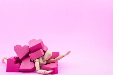 Ahşap kukla kağıt kutu kırmızı kalp şekli yığını tarafından ezildi 