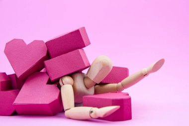 Ahşap kukla kağıt kutu kırmızı kalp şekli yığını tarafından ezildi 