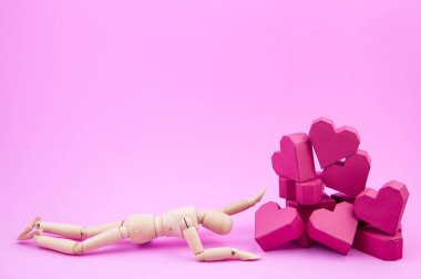 Ahşap kukla kağıt kutu kırmızı kalp şekli yığınla geçilmiyordu