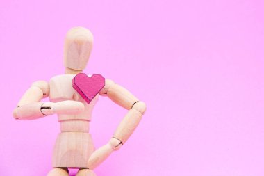 Kalp ahşap kukla ve bir kağıt kutu kırmızı pembe bir arka plan üzerinde şekil 