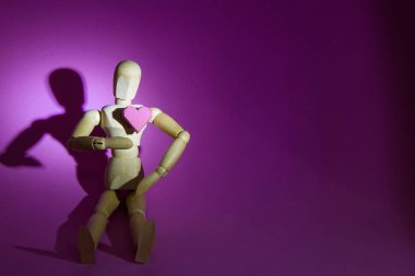 Kalp ahşap kukla ve bir kağıt kutu kırmızı pembe bir arka plan üzerinde şekil 