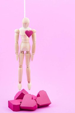 Ahşap kukla kağıt kutu kırmızı kalp sha yığını üzerinde kendini astı