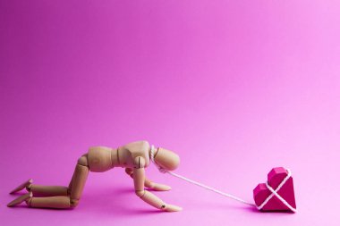 Ahşap kukla kendilerini kağıt kutu kırmızı kalp shap için zincirleme