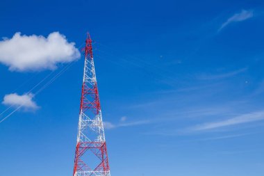 Elektrik pilon açık mavi gökyüzü karşı görünümünü.