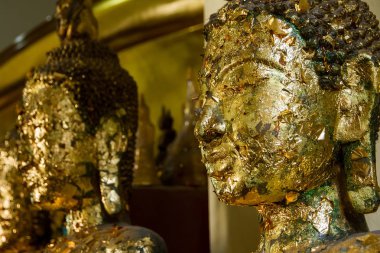 Ölçmek yaldızlı Closeup Buda heykeli.